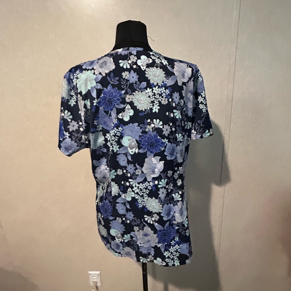 Koi floral scrub top XL - Picture 3 of 5